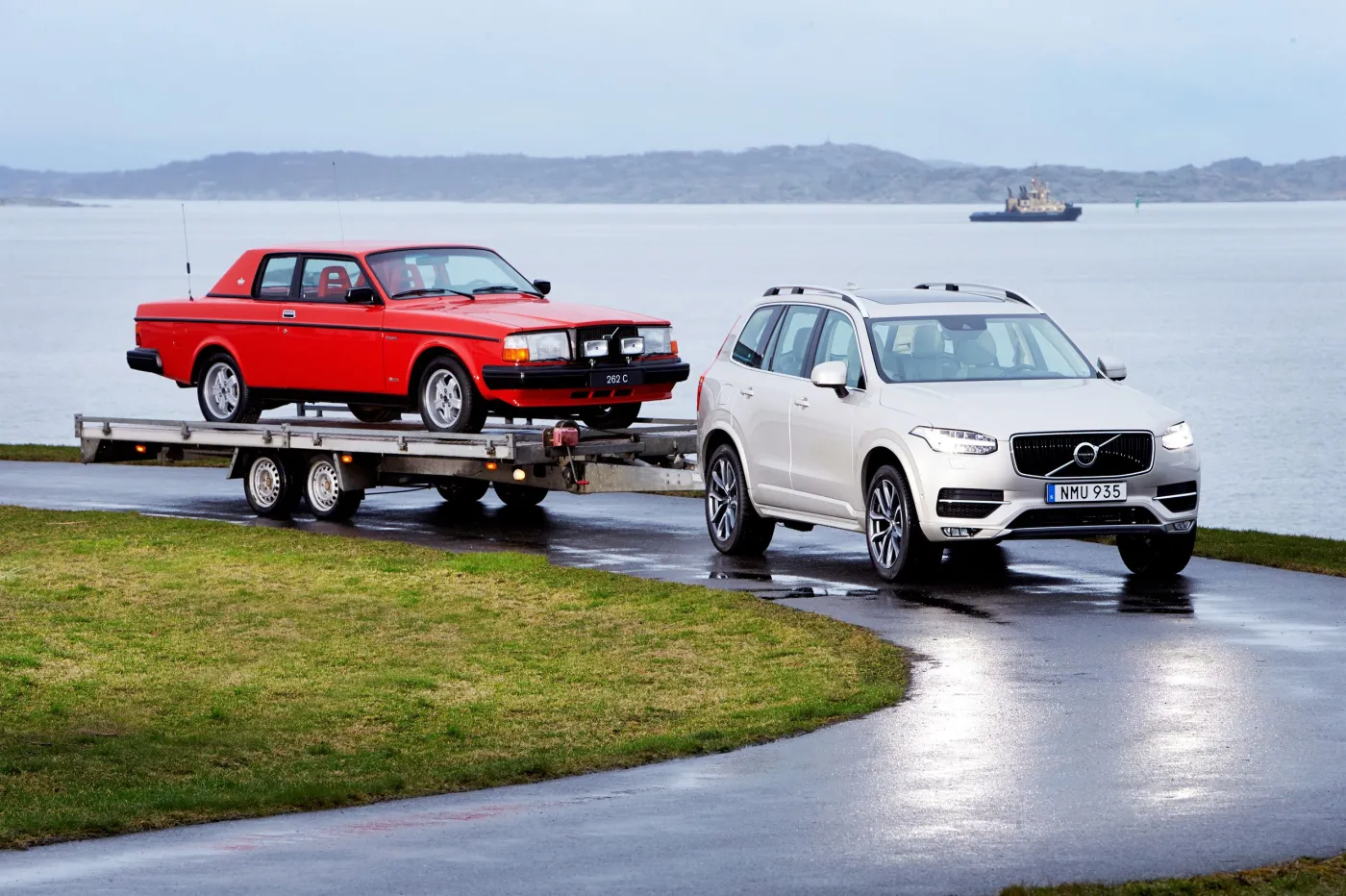 7630138-160831-pehr-g-gyllenhammar-s-1981-volvo-262c-on-a-trailer-behind-the-new-xc90.jpg