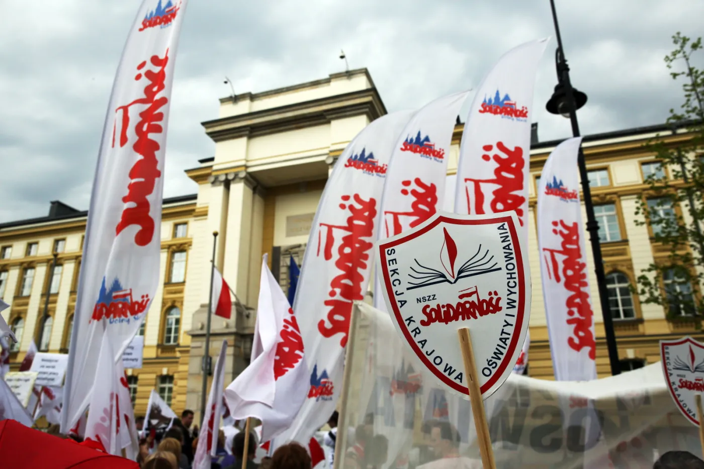Protest nauczycieli przed kancelarią premiera. Żądają podwyżek [AKTUALIZACJA]