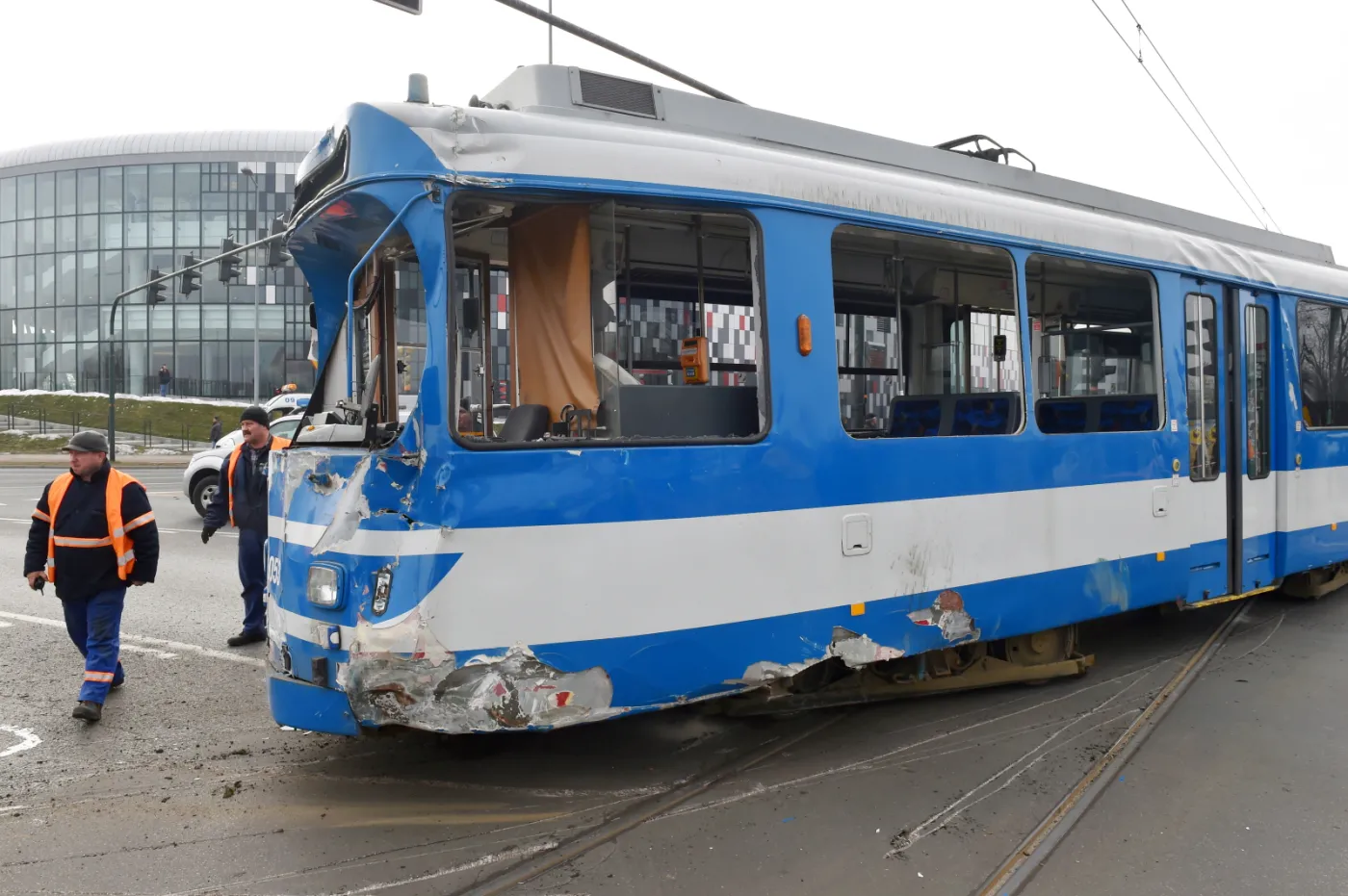 7446720-uszkodzony-tramwaj-na-miejscu-wypadku.jpg