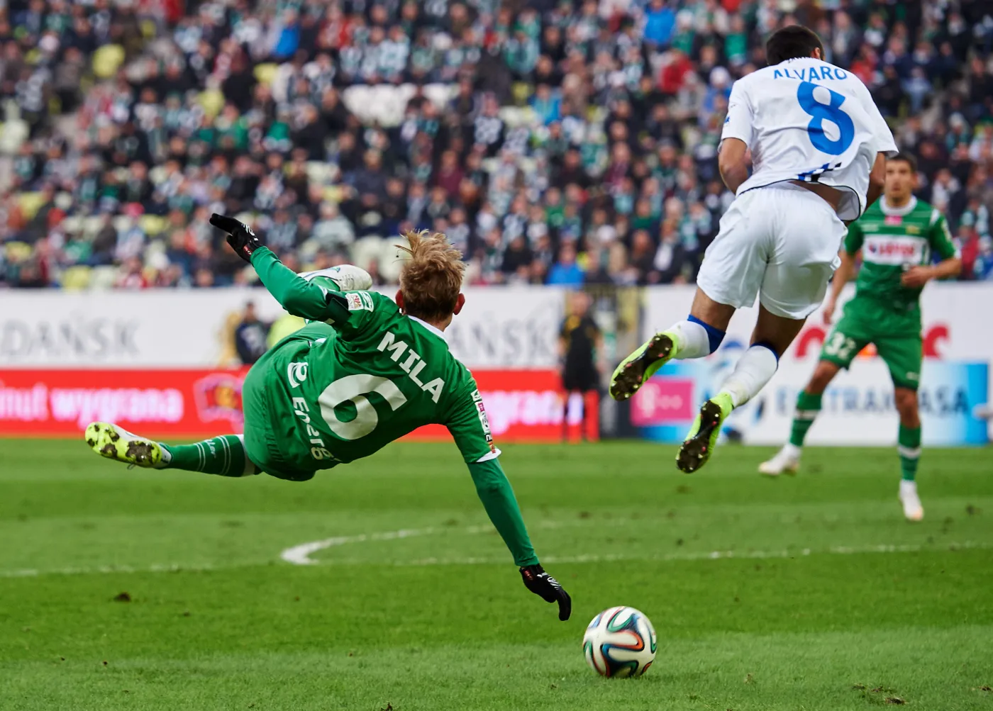 W akcji Sebastian Mila (L) z miejscowej Lechii i Alvarinho (P) z Zawiszy Bydgoszcz w meczu T-Mobile Ekstraklasy, rozegranym w Gdańsku