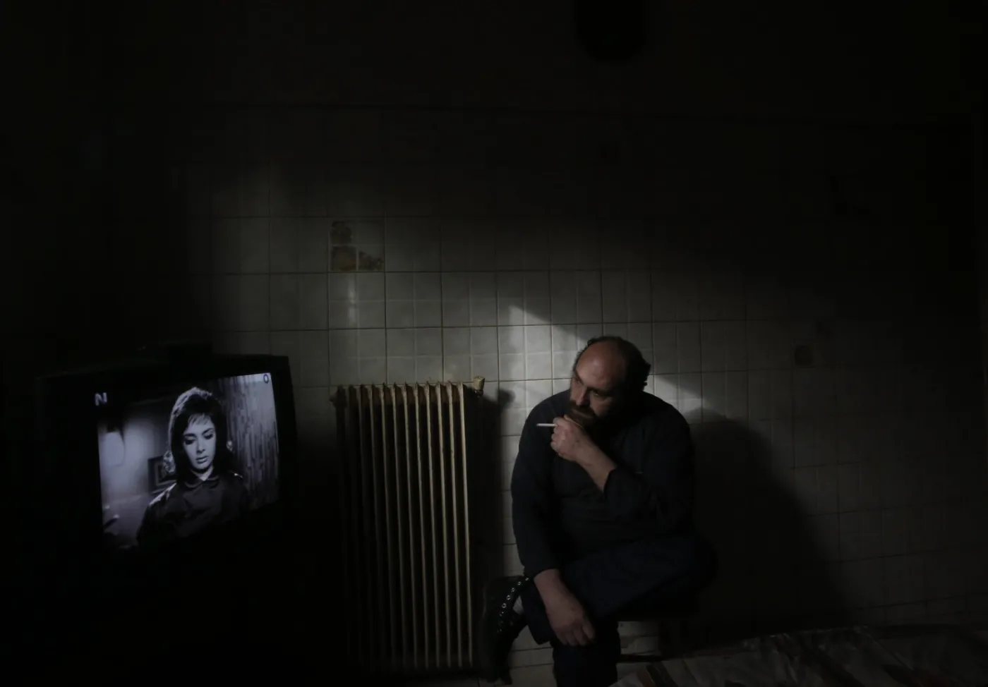 Siedzi po ciemku, głód zajada cebulą. Tak kryzys zmienił życie 41-letniego Iakovosa