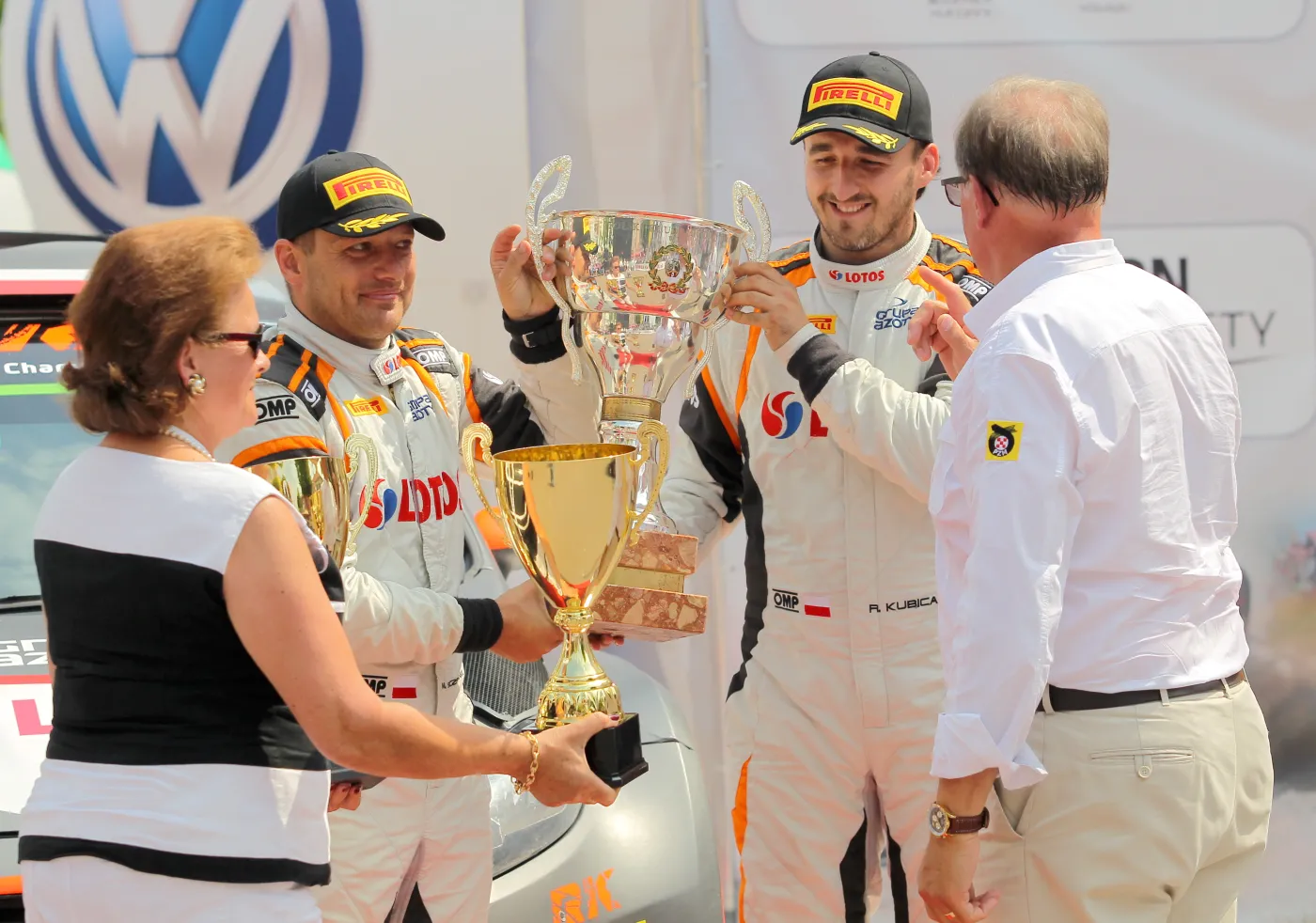 Robert Kubica (2-P) i Maciej Szczepaniak (2-L) podczas ceremonii zakończenia 72. Rajdu Polski, siódmej rundy Rajdowych Mistrzostw Świata FIA