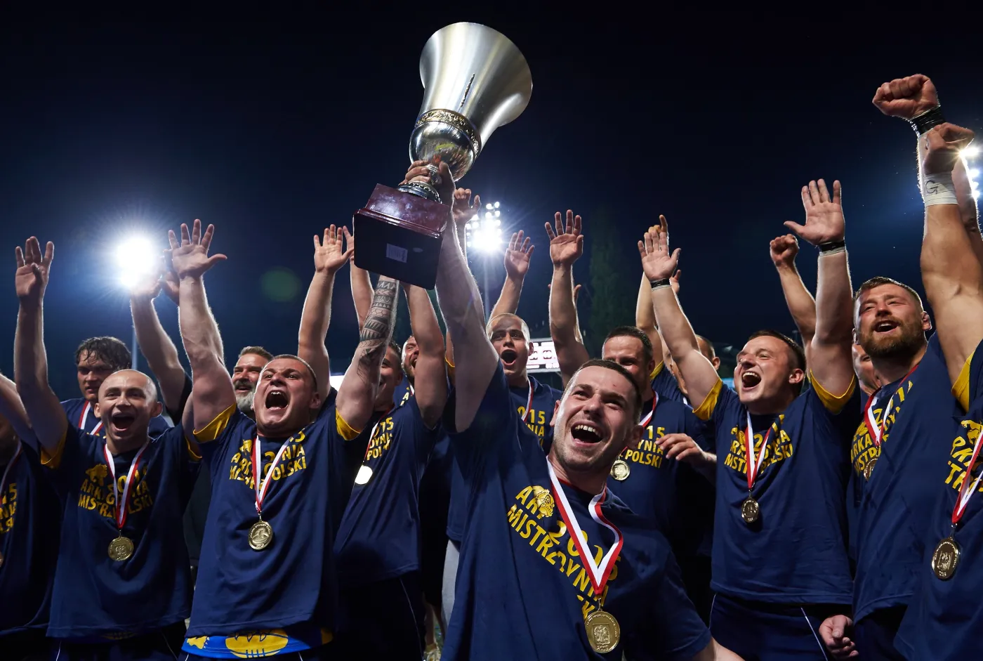 Zawodnicy miejscowej Arki ze złotymi medalami i trofeum. Arka została mistrzem Polski po pokonaniu w finałowym meczu ekstraligi rugby Budowlanych Łódź 24:19 w Gdyni