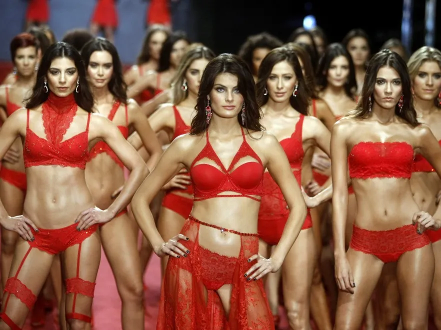 Gorrrący pokaz bielizny i strojów kąpielowych z tygodnia mody w Kolumbii!