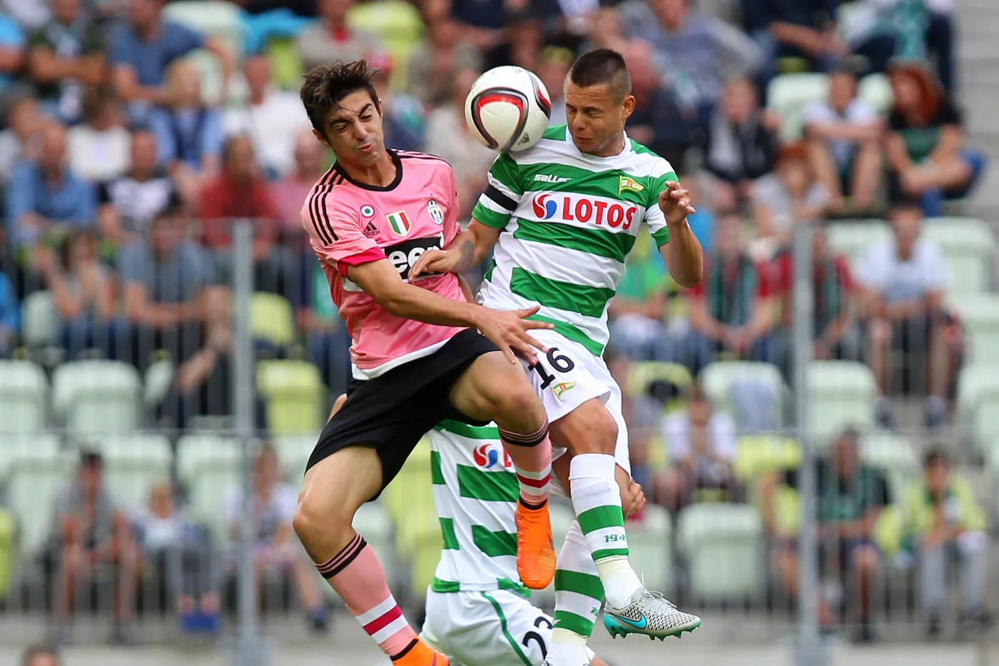 Zawodnik Lechii Gdańsk Ariel Borysiuk (P) walczy o piłkę z Mattii Vitale (L) z Juventusu Turyn podczas towarzyskiego Super Meczu na PGE Arenie