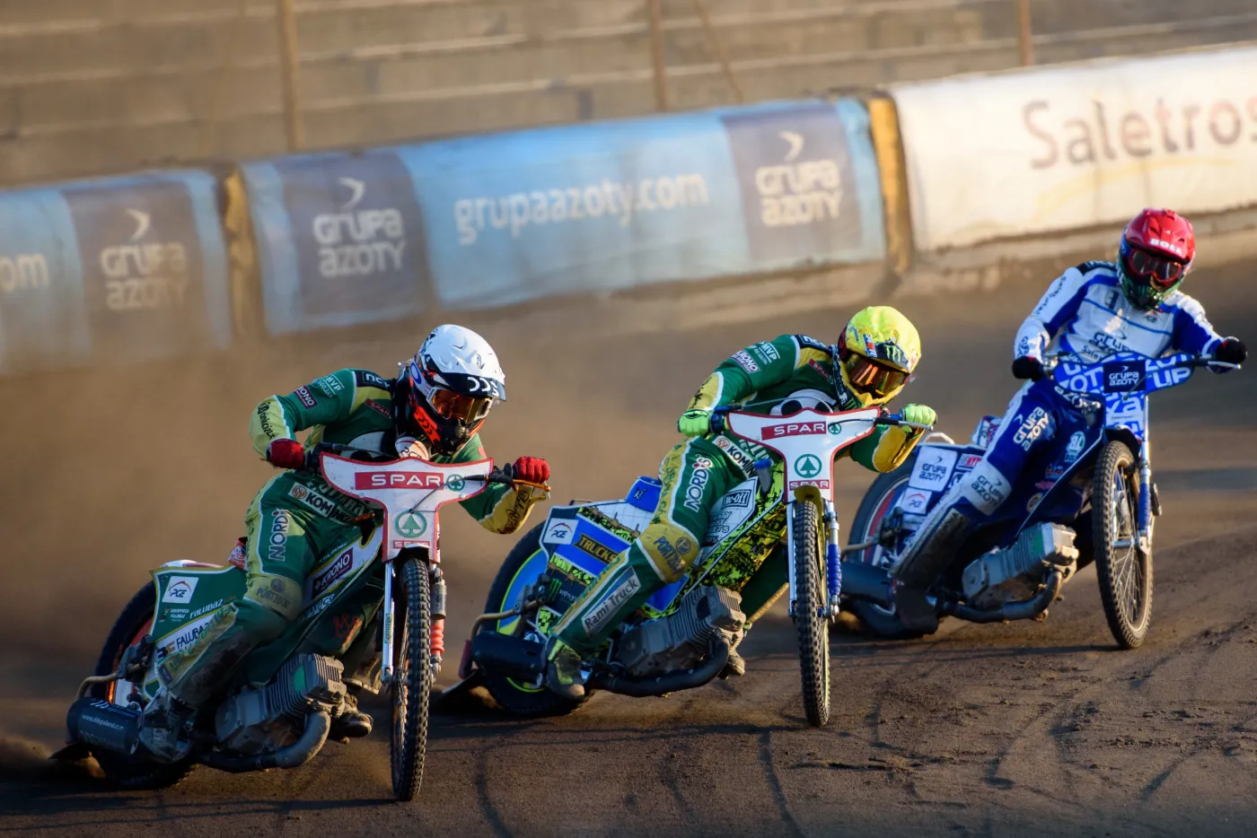 Martin Vaculik (kask czerwony niebieski) z Unii Tarnów oraz Krystian Pieszczek (biały) i Darcy Ward (żółty) ze SPAR Falubaz Zielona Góra podczas meczu żużlowej Ekstraligi