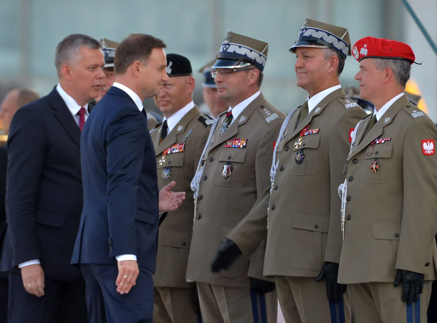 Prezydent Andrzej Duda oraz minister obrony narodowej Tomasz Siemoniak podczas uroczystości przejęcia przez prezydenta Andrzeja Dudę zwierzchnictwa nad Siłami Zbrojnymi