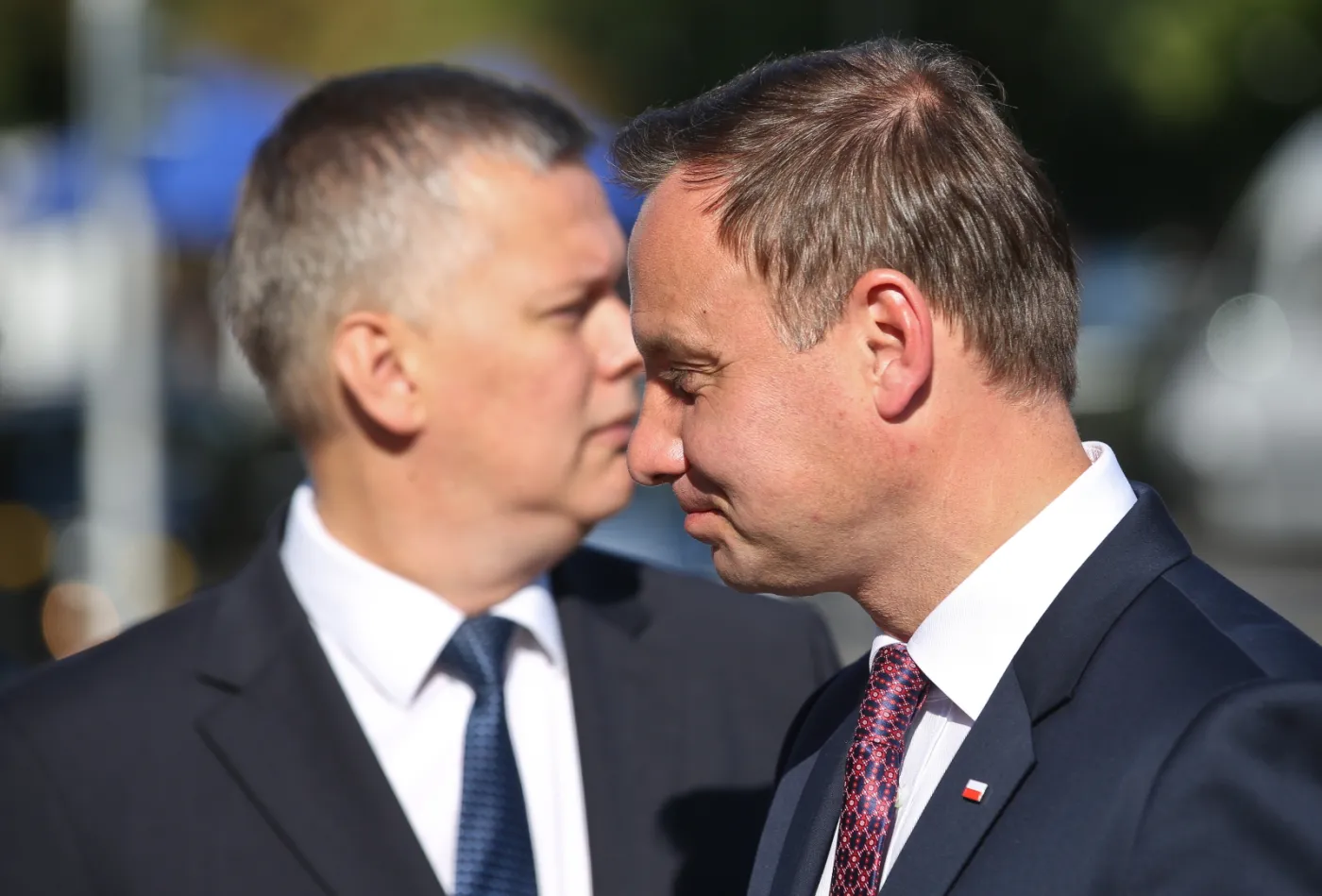 Prezydent Andrzej Duda i wicepremier, minister obrony narodowej Tomasz Siemoniak podczas uroczystości złożenia kwiatów przed pomnikiem Marszałka Józefa Piłsudskiego przy Belwederze
