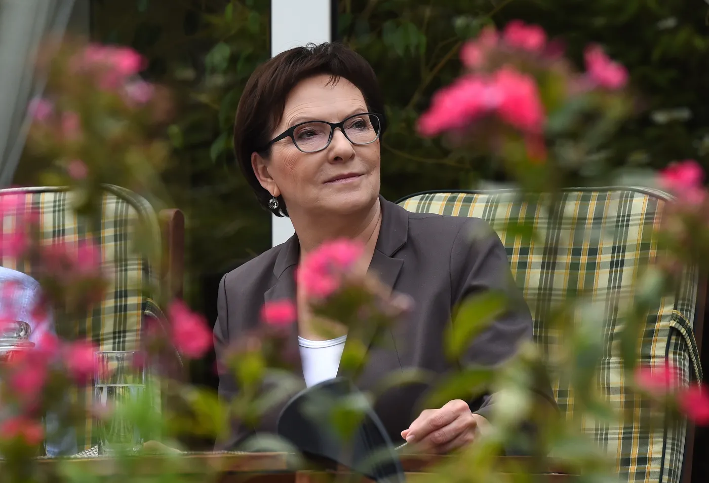 Premier Ewa Kopacz podczas spotkania z Ewą, Mieczysławem i Jackiem Skołożyńskimi w ich domu w Warszawie w ramach akcji "Kocham Polskę"