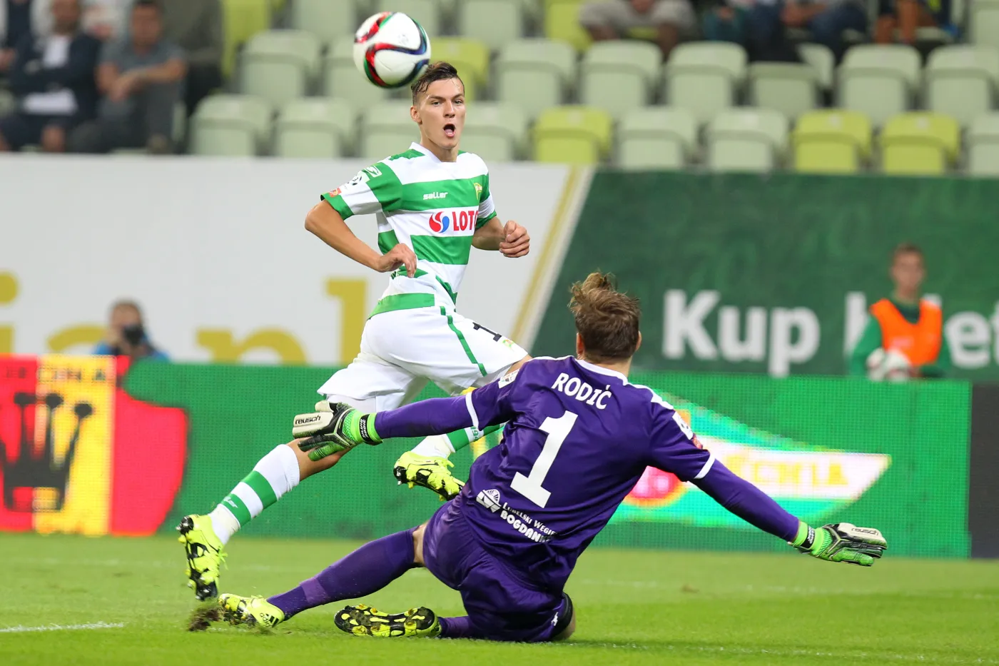 Piłkarz Lechii Gdańsk Lukas Haraslin (L) pokonuje bramkarza Górnika Łęczna Silvio Rodica (P) podczas meczu polskiej Ekstraklasy