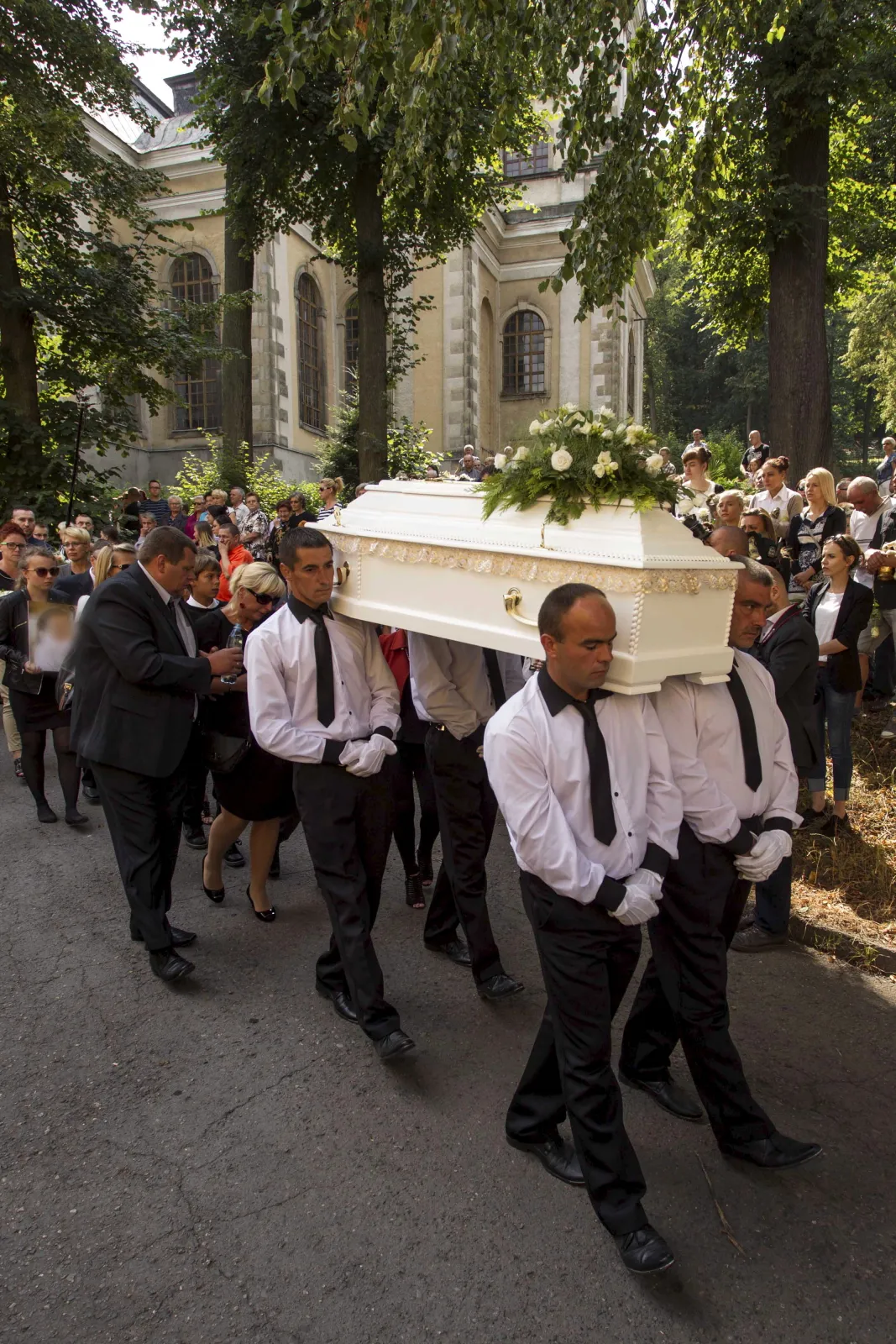 Cicha manifestacja na pogrzebie 10-letniej Kamili. ZDJĘCIA