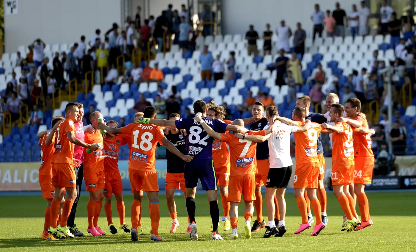 Zawodnicy Termaliki Bruk-Bet Nieciecza cieszą się po wygranej 3:1 z Lechem Poznań 