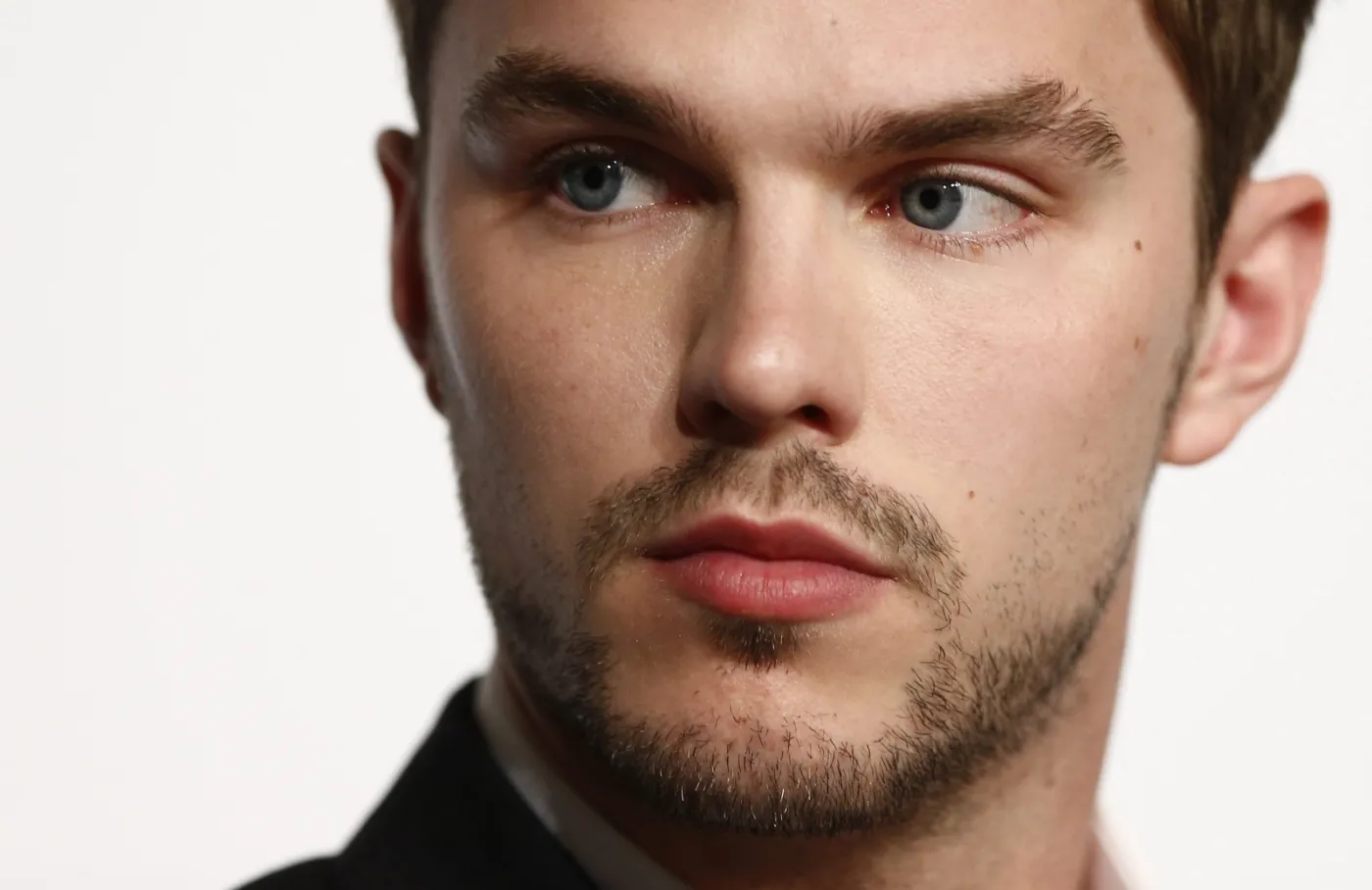 7768540-nicholas-hoult-na-konferencji-prasowej.jpg