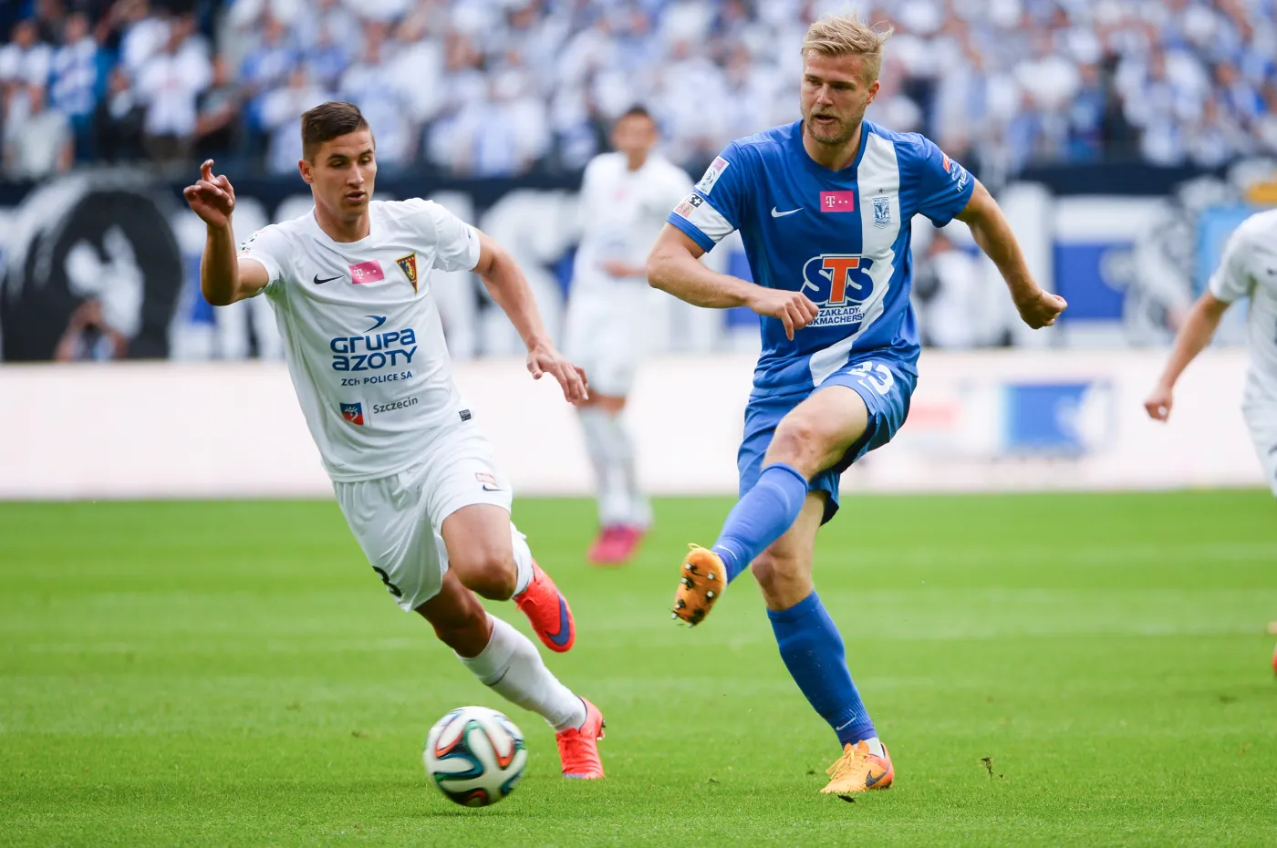 Zawodnik Lecha Poznań Paulus Arajuuri (P) walczy o piłkę z Łukaszem Zwolińskim (L) z Pogoni Szczecin