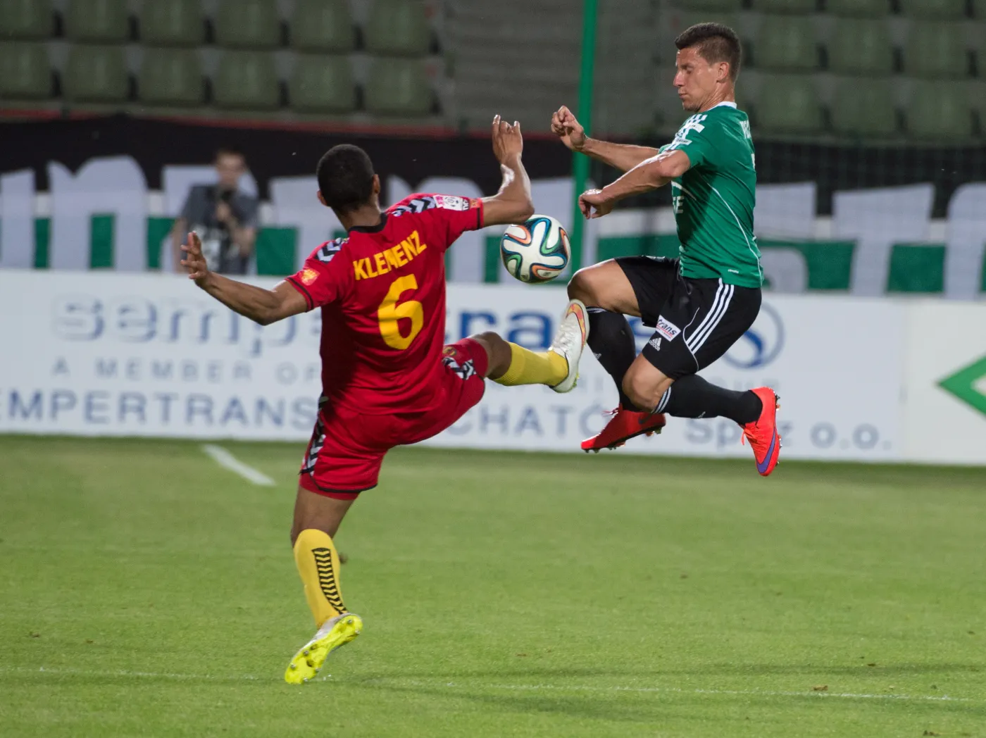 Zawodnik PGE GKS Bełchatów Arkadiusz Piech (P) walczy o piłkę z Łukaszem Klemenzem (L) z Korony Kielce podczas meczu grupy spadkowej piłkarskiej T-Mobile Ekstraklasy