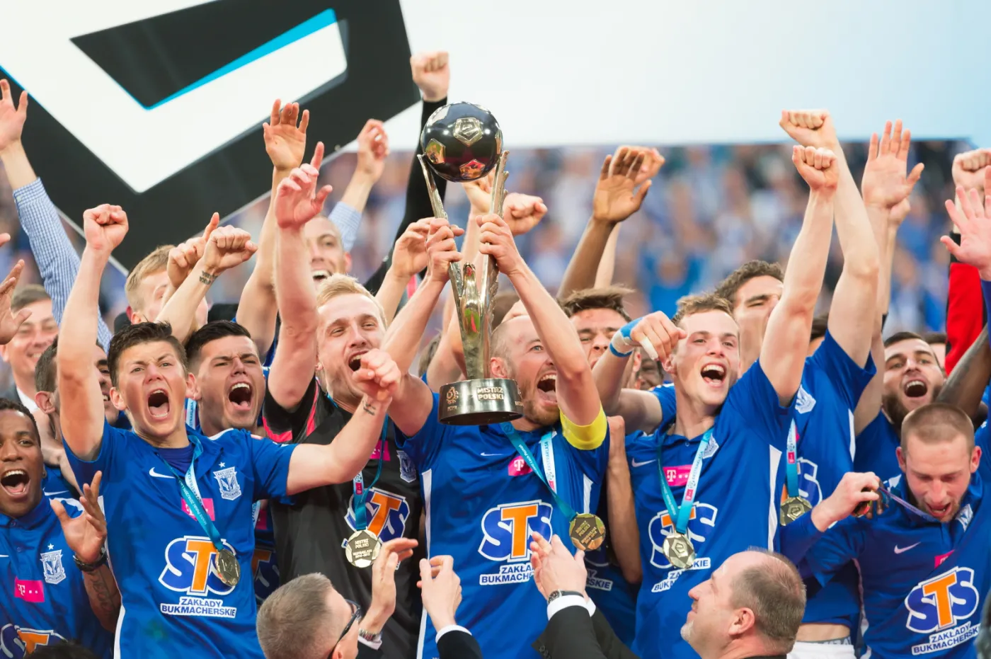 Zawodnicy miejscowego Lecha z trofeum fetują zdobycie tytułu mistrza Polski po bezbramkowym meczu grupy mistrzowskiej ostatniej kolejki T-Mobile Ekstraklasy z Wisłą Kraków w Poznaniu