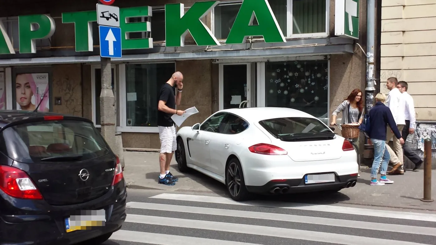6480688-marcin-gortat-zastawil-swoim-porsche.jpg