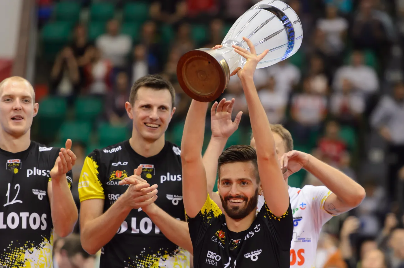 Kapitan drużyny Bartosz Gawryszewski z trofeum. Lotos Trefl Gdańsk zdobył siatkarski Superpuchar Polski po pokonaniu Asseco Ressovii Rzeszów 3:2