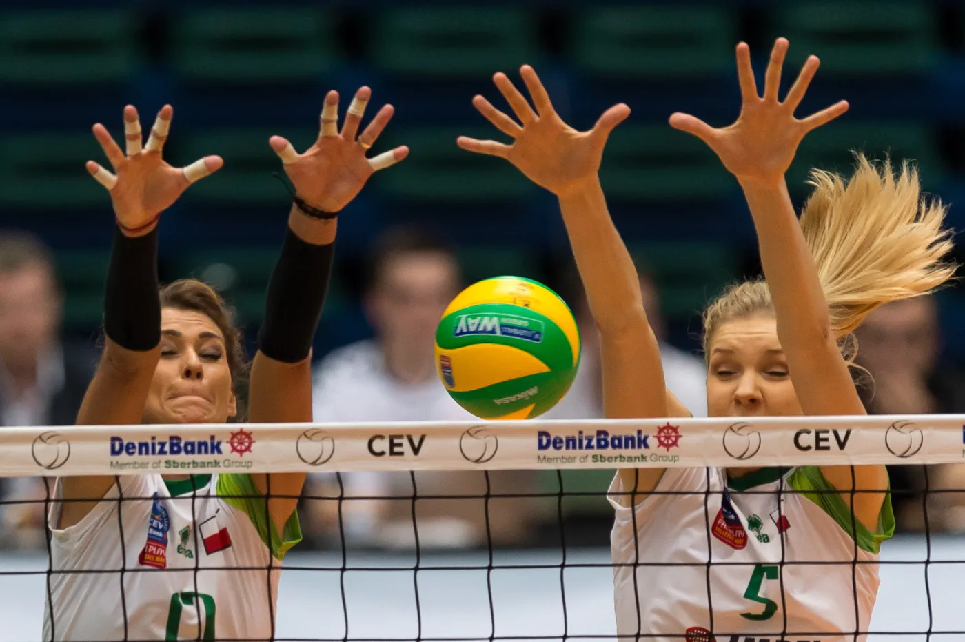 Zawodniczki Impelu Wrocław Katarzyna Skowrońska-Dolata (L) i Agnieszka Kąkolewska (P) w akcji na siatce poczas meczu 2. kolejki Ligi Mistrzyń siatkarek z Dresdner SC