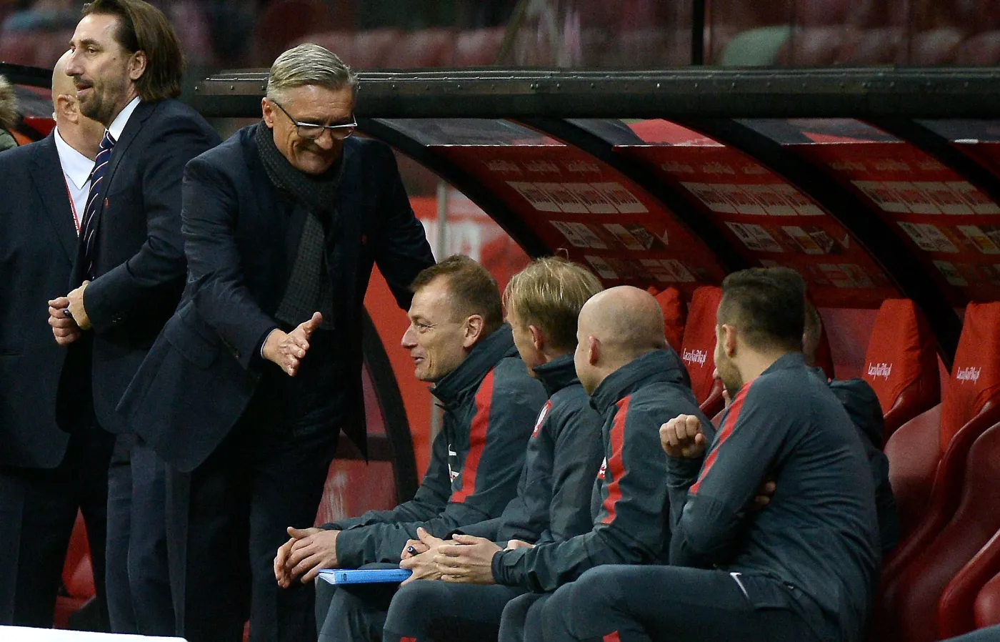 Selekcjoner piłkarskiej reprezentacji Polski Adam Nawałka (2L) cieszy się ze sztabem szkoleniowym podczas meczu towarzyskiego z Islandią