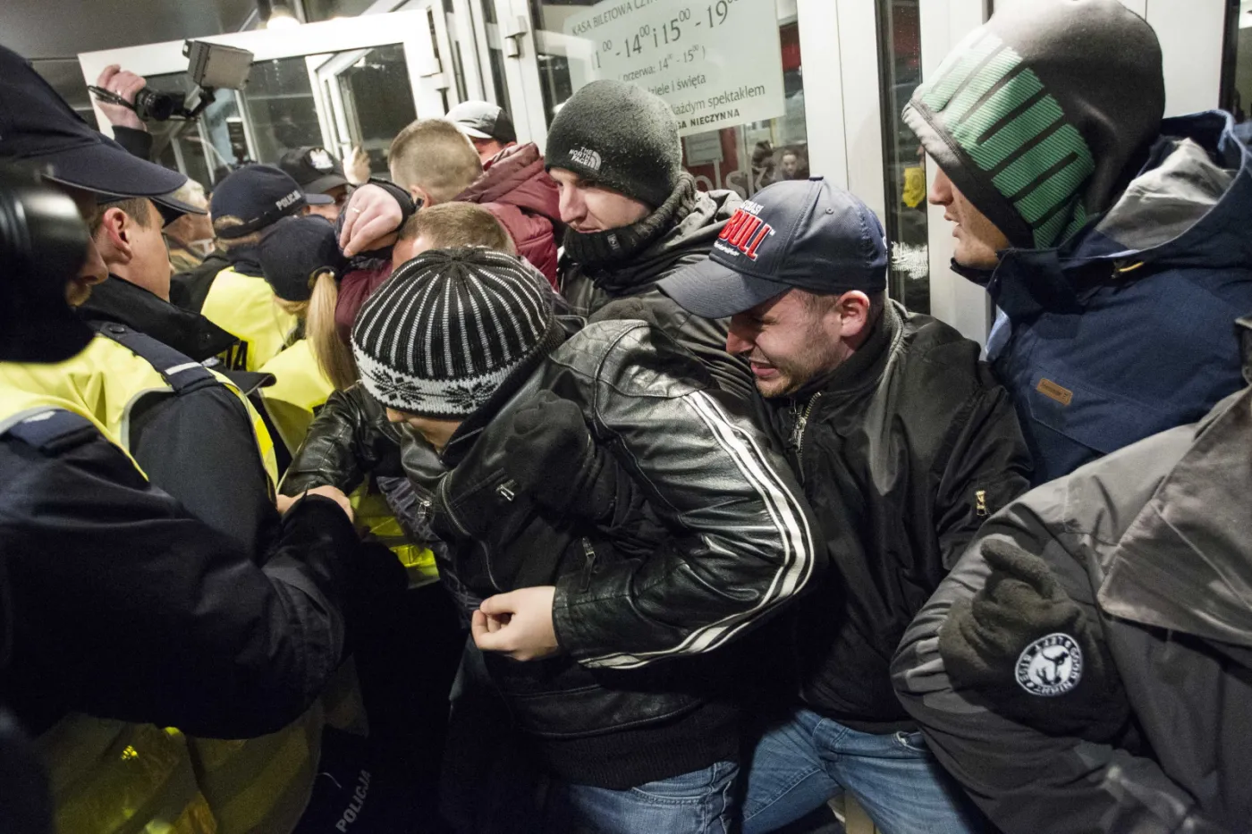 8453597-przepychanki-z-policja-przed-teatrem.jpg