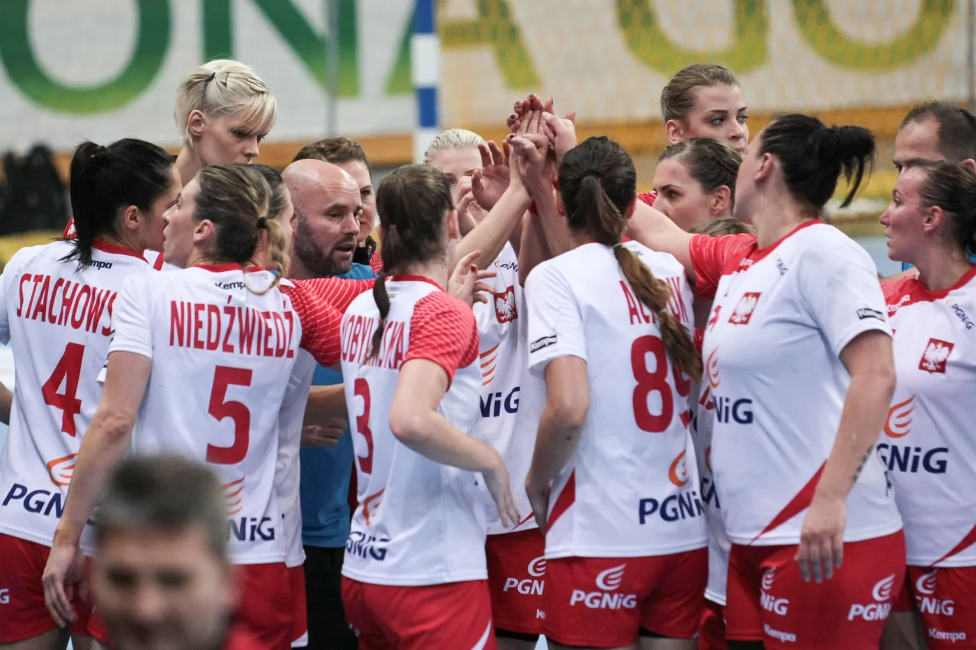 Trener reprezentacji Polski piłkarek ręcznych Kim Rasmussen (C) z zawodniczkami w przerwie towarzyskiego meczu z Czarnogórą w Zielonej Górze