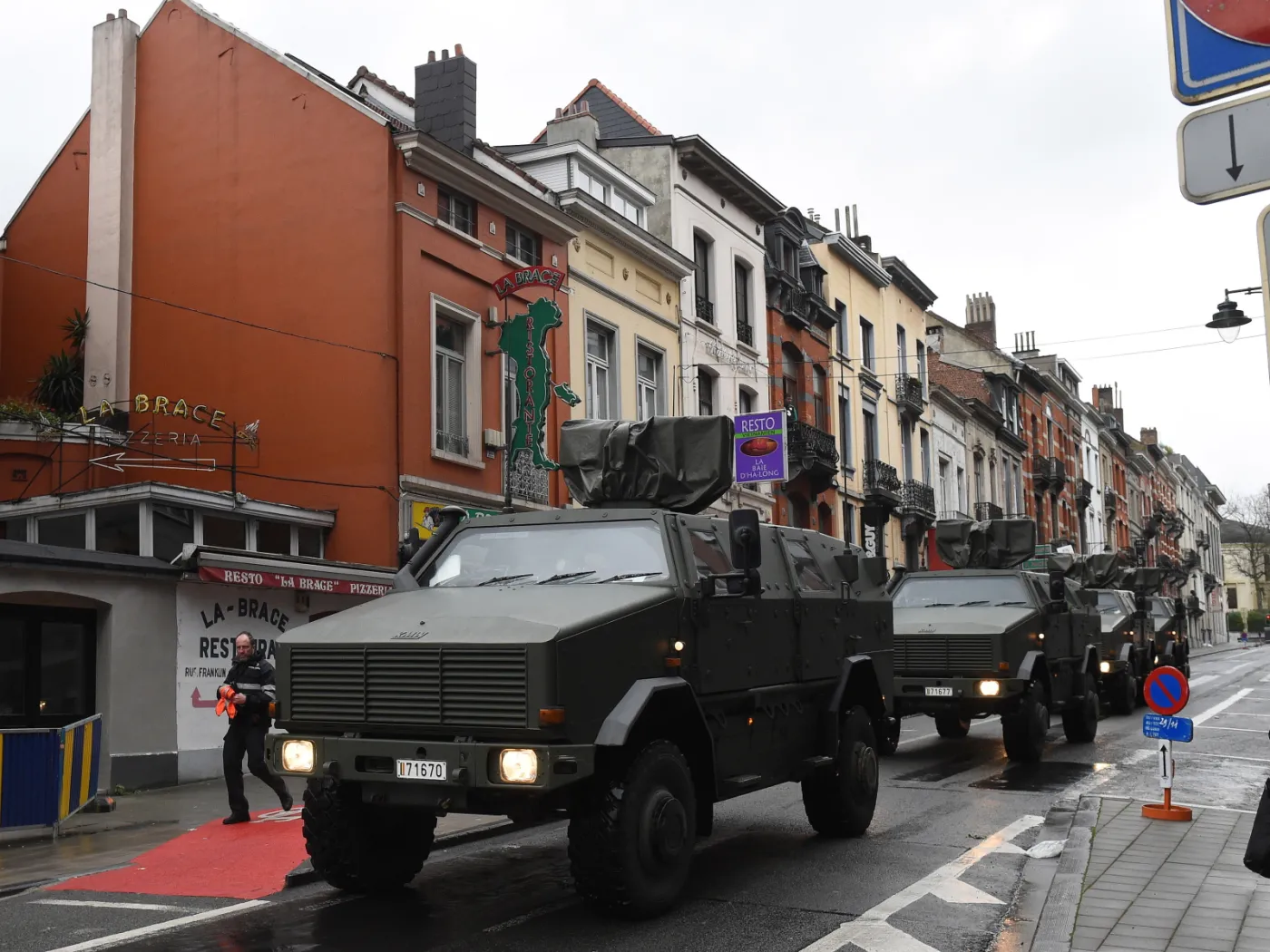 Pojazdy wojskowe na ulicach Brukseli, obok miejsca gdzie odbywa się szczyt UE-Turcja