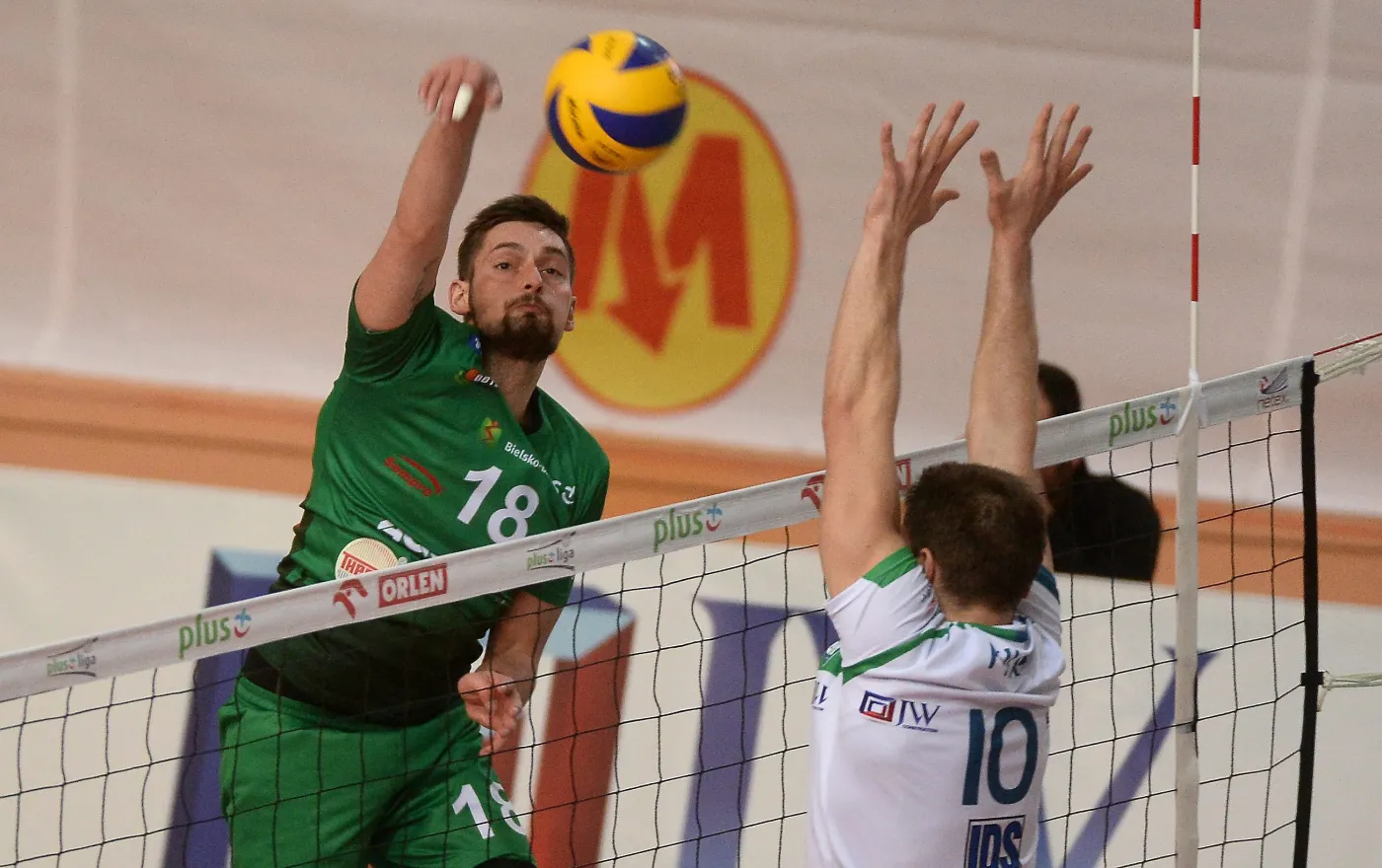 Zawodnik AZS Politechnika Warszawska Michał Filip (P) blokuje po ataku Kamila Kwasowskiego (L) z BBTS Bielsko-Biała podczas meczu PlusLigi 