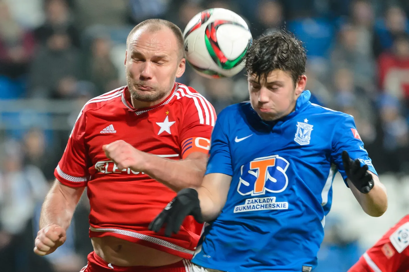 Zawodnik Lecha Poznań Dawid Kownacki (P) i Arkadiusz Głowacki (L) z Wisły Kraków