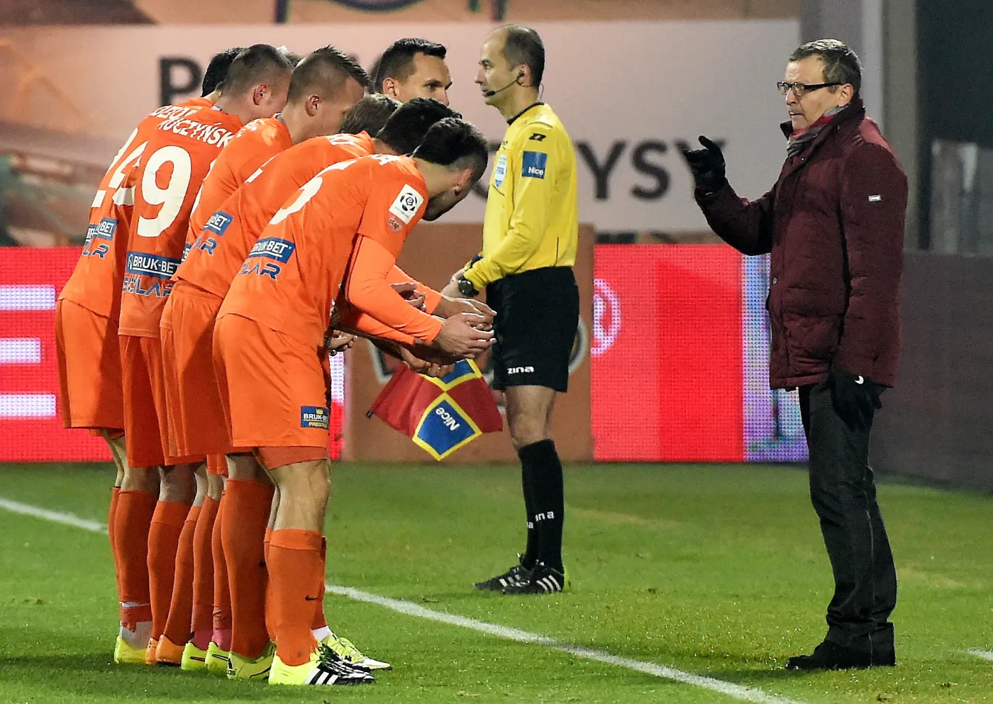 Piłkarze Termaliki Bruk-Bet Nieciecza i trener Piotr Mandrysz (P) cieszą się z gola podczas meczu polskiej Ekstraklasy z Jagiellonią Białystok