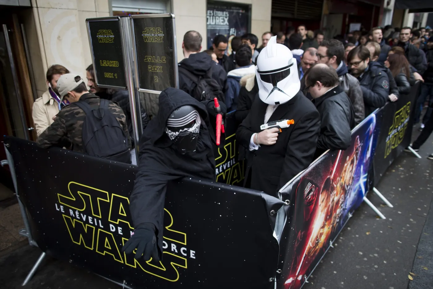 8560882-star-wars-the-force-awakens-released.jpg