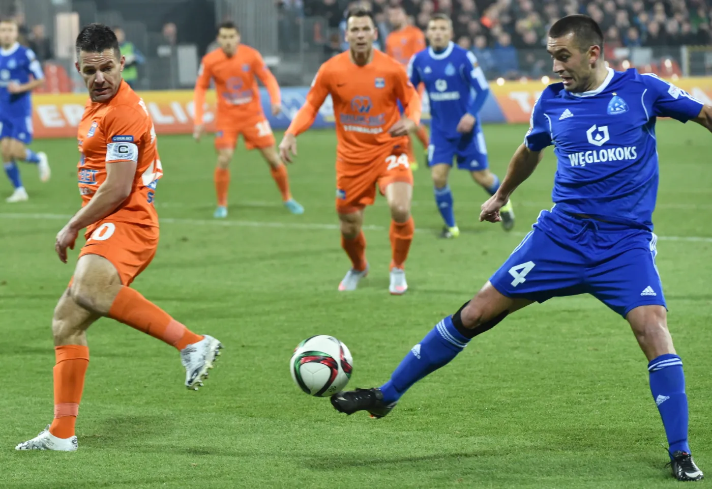 Jakub Biskup (L) z miejscowej Termaliki Bruk-Bet oraz Łukasz Surma (P) z Ruchu Chorzów