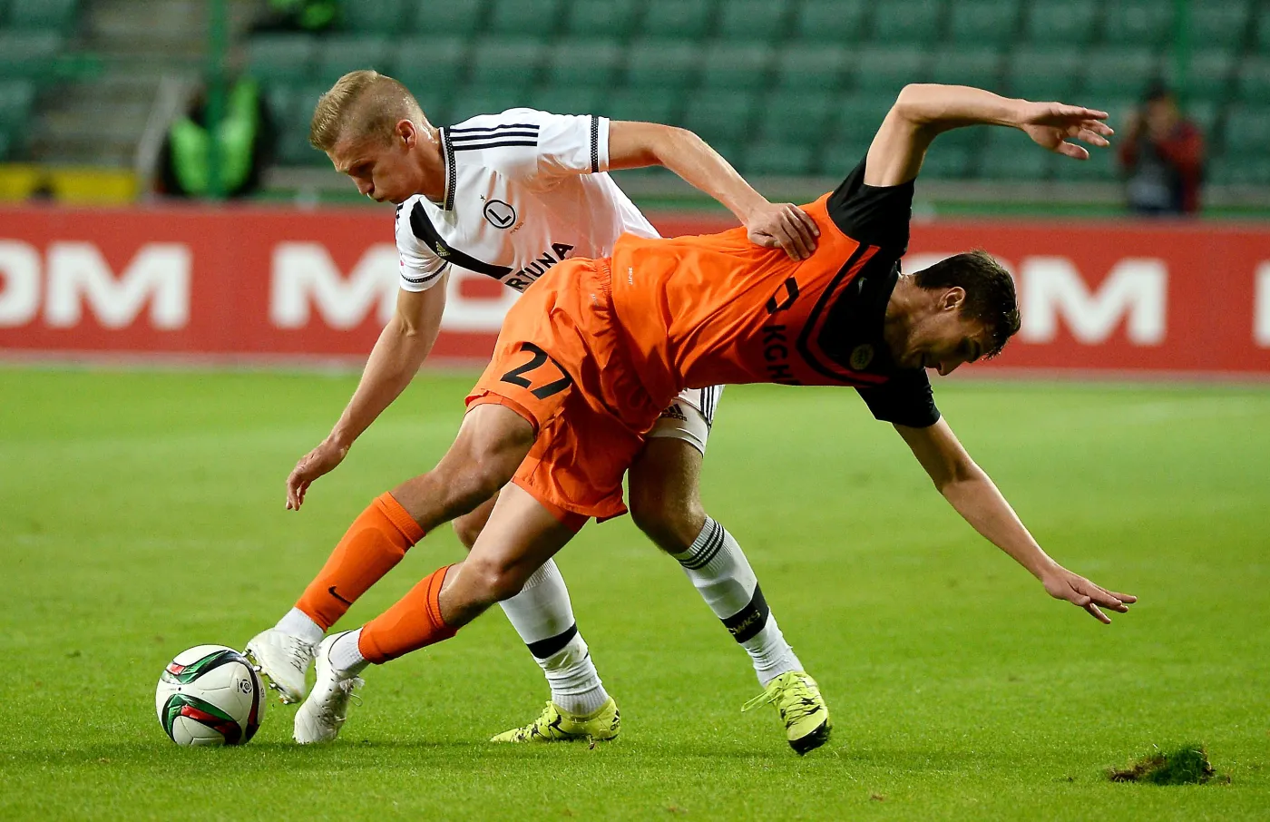 Zawodnik Legii Warszawa Igor Lewczuk (z tyłu) walczy o piłkę z Michalem Papadopulosem z Zagłębia Lubin podczas meczu polskiej Ekstraklasy