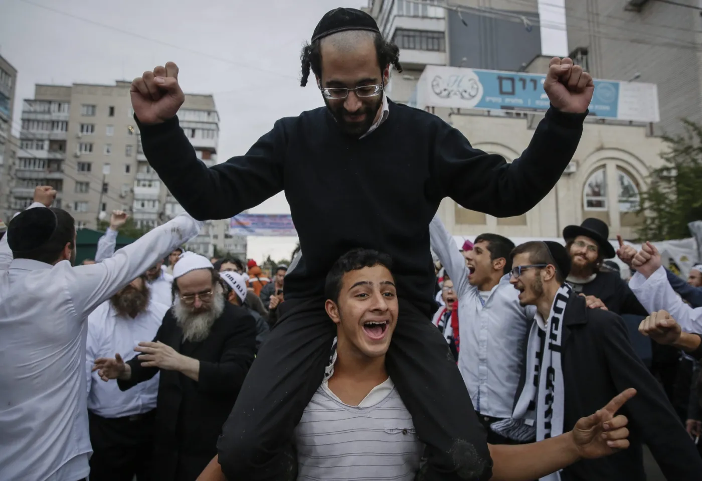 30 tys. Żydów świętuje Nowy Rok w Humaniu. Przywieźli też datki na ukraińską armię