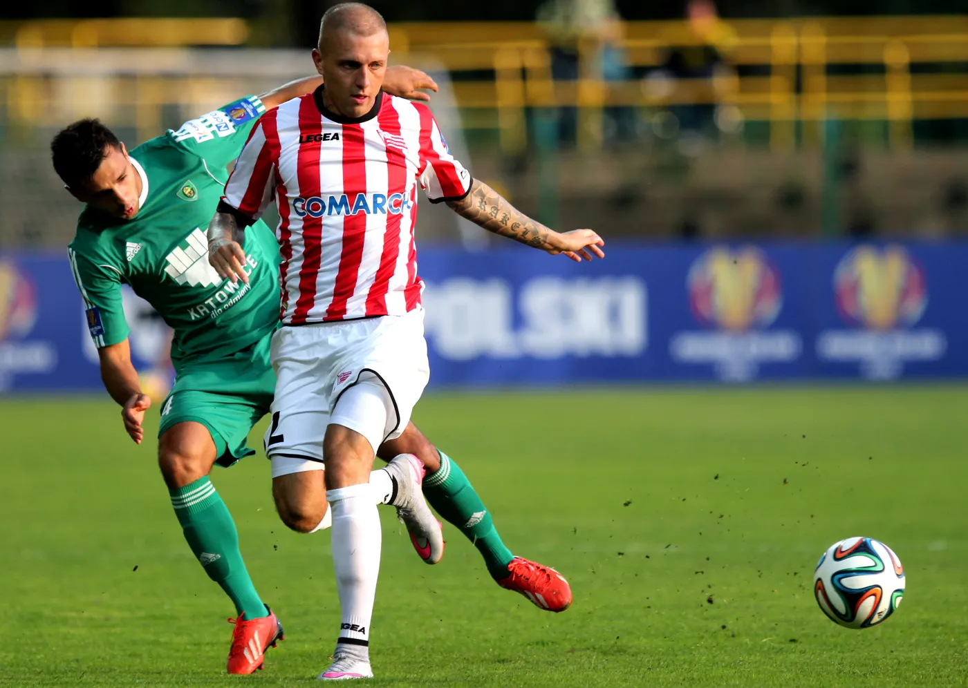 Zawodnik GKS Katowice Alan Czerwiński (L) walczy o piłkę z Denissem Rakelsem (P) z Cracoviii podczas meczu 1/8 finału Pucharu Polski