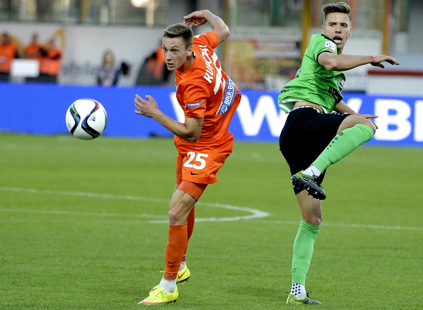 Zawodnik Termaliki Bruk-Bet Nieciecza Mateusz Kupczak (L) walczy o piłkę z Janem Bednarkiem (P) z Górnika Łęczna podczas meczu polskiej Ekstraklasy