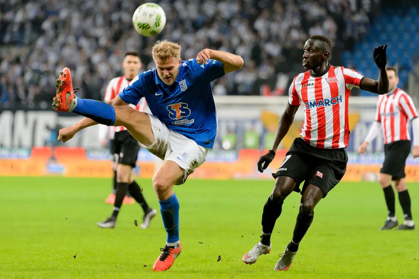 Zawodnik Lecha Poznań Paulus Arajuuri (L) walczy o piłkę z Boubacarem Diabangiem (P) z Cracovii podczas meczu polskiej Ekstraklasy