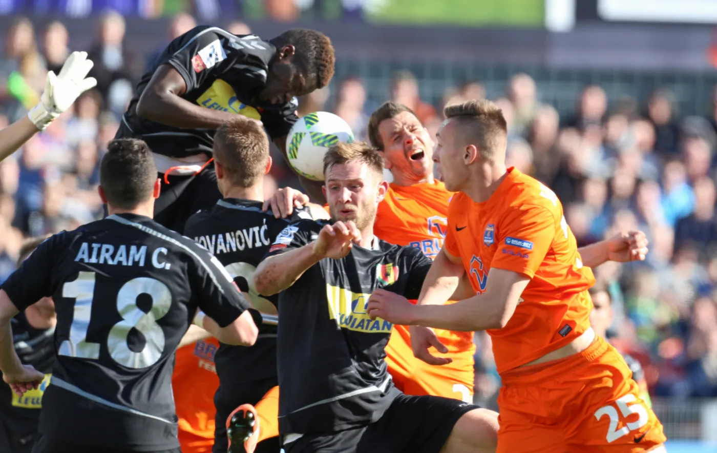 Piłkarze Termaliki Bruk-Bet Nieciecza Mateusz Kupczak (P) i Wojciech Kędziora (2P) oraz (od lewej) Airam Lopez Cabrera, Elhadji Pape Djibril Diaw, Vlastimir Jovanovic i Rafał Grzelak z Korony Kielce, podczas meczu Ekstraklasy