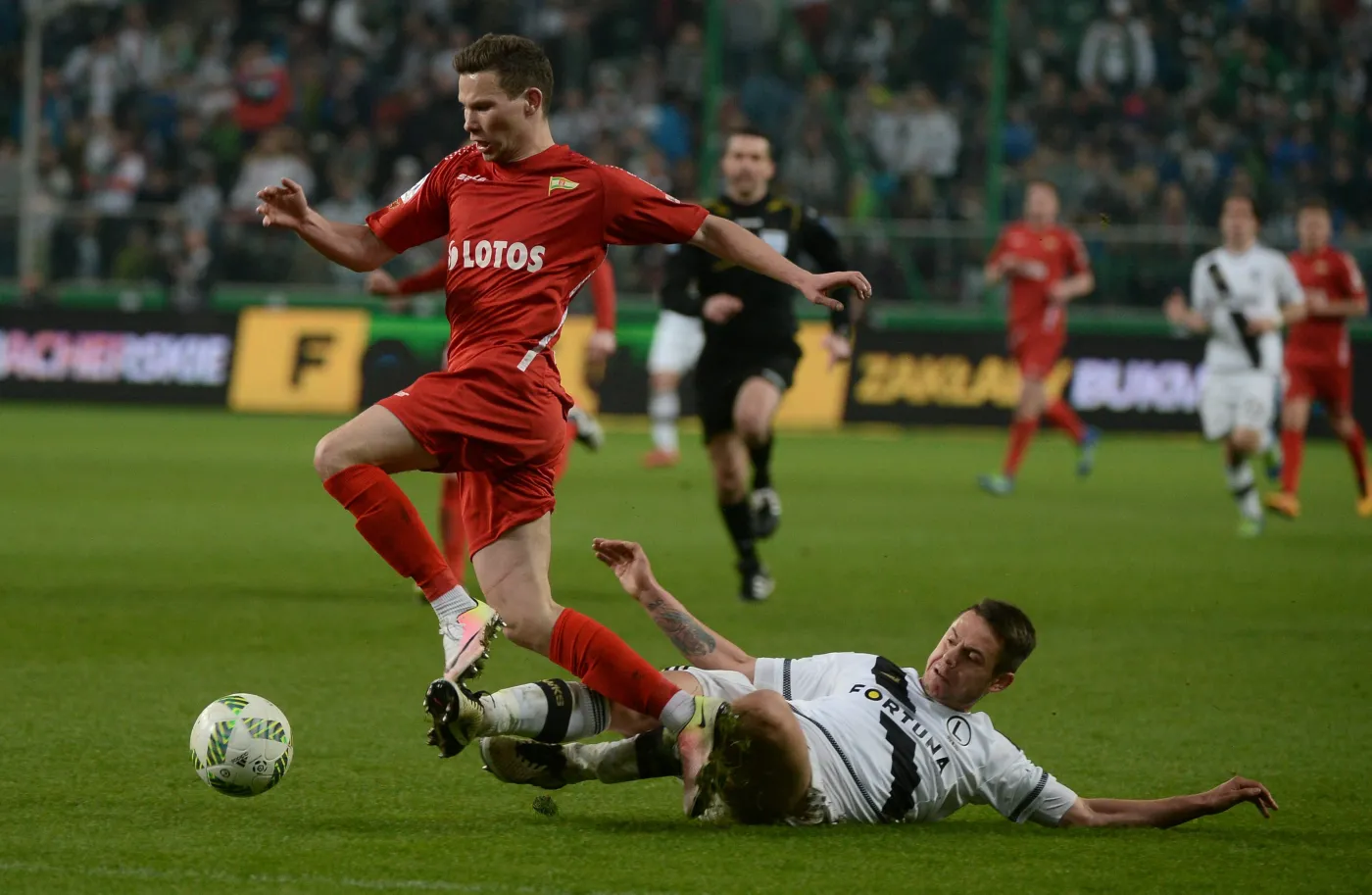 Piłkarz Legii Warszawa Ariel Borysiuk (P) i Michał Mak (L) z Lechii Gdańsk, podczas meczu Ekstraklasy