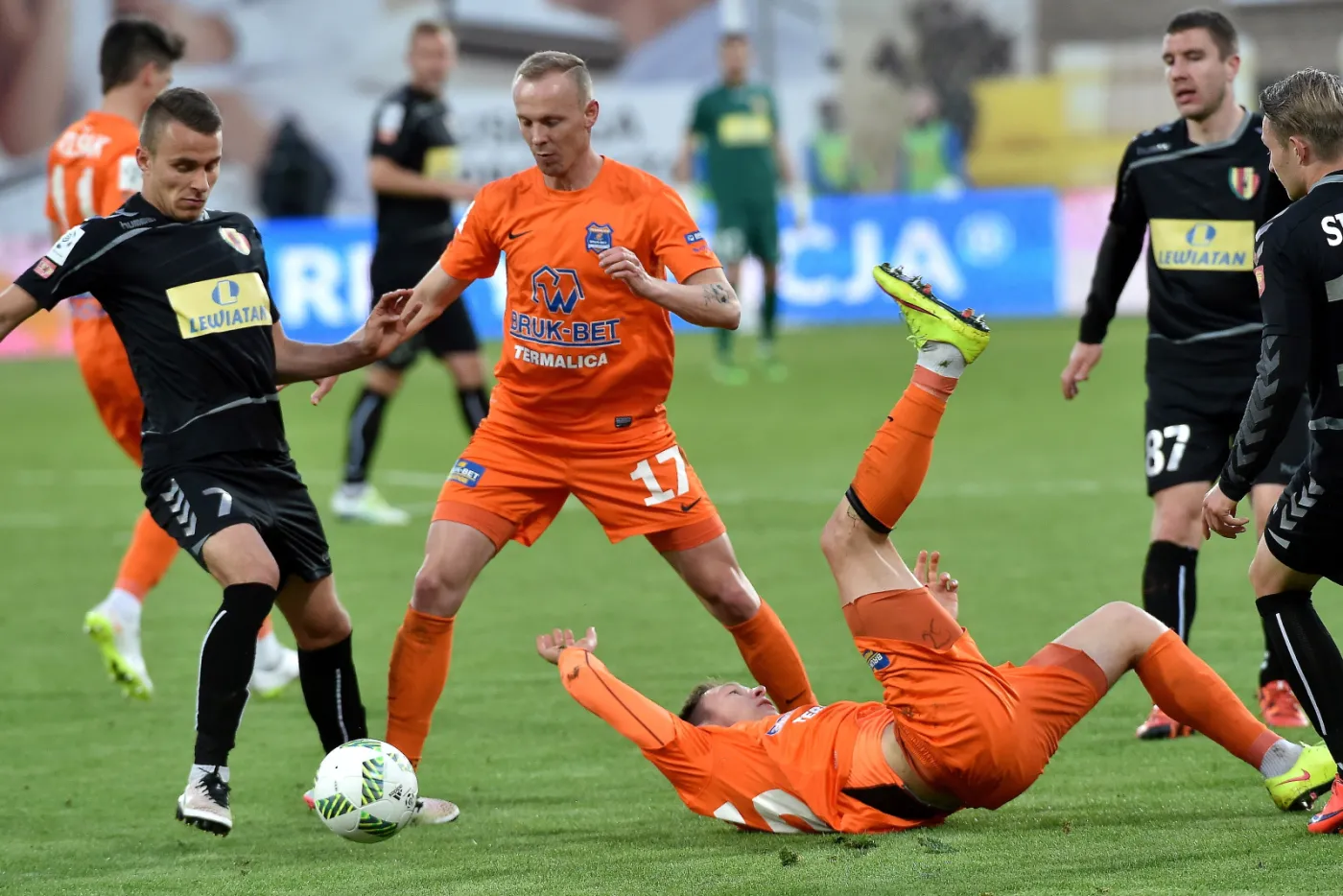 Zawodnicy Termaliki Bruk-Bet Nieciecza Dalibor Pleva (2L) i Mateusz Kupczak (2P) oraz Marcin Cebula (L) z Korony Kielce podczas meczu grupy spadkowej polskiej Ekstraklasy