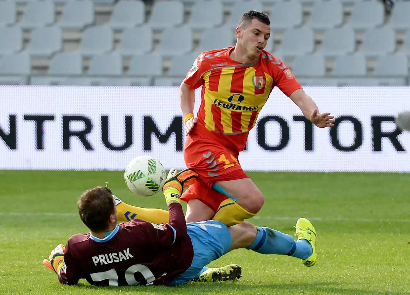 Zawodnik Korony Kielce Airam Cabrera (P) i Sergiusz Prusak (L) z Górnika Łęczna, podczas meczu Ekstraklasy