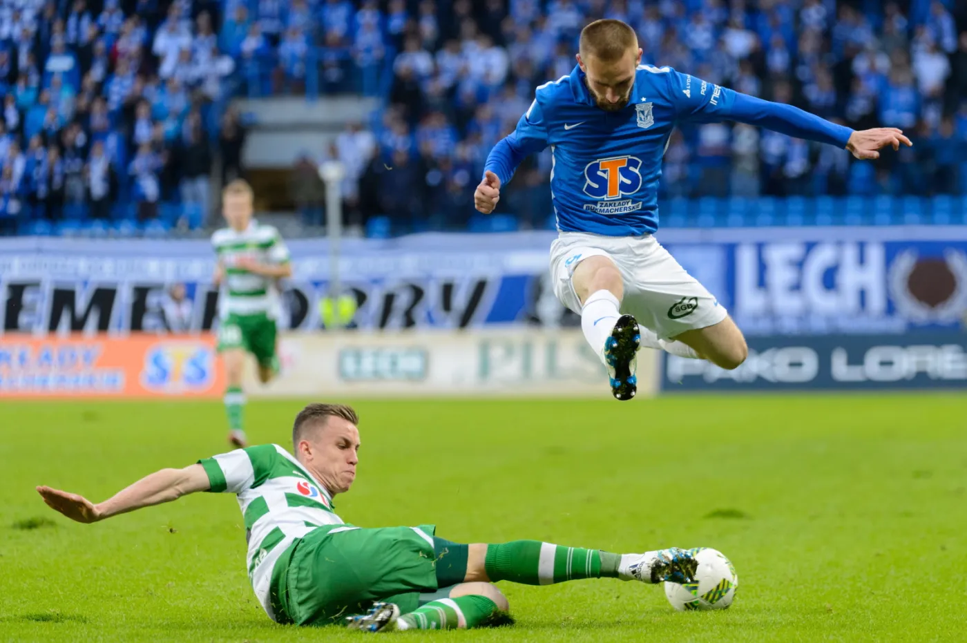 Zawodnik Lecha PoznańSzymon Pawłowski (P) i Paweł Stolarski (L) z Lechii Gdańsk, podczas meczu grupy mistrzowskiej piłkarskiej Ekstraklasy