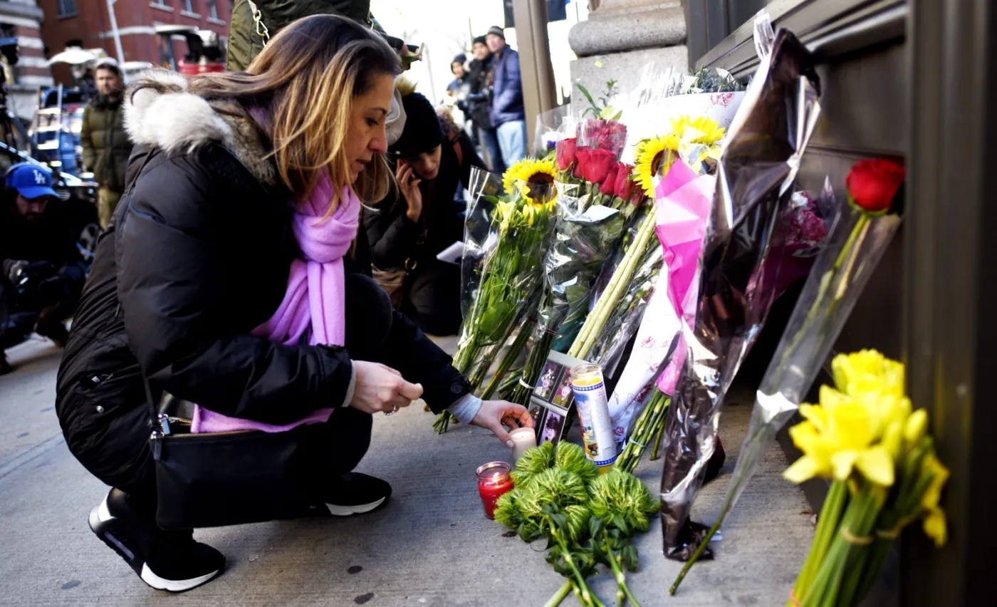 8625347-fani-skladaja-kwiaty-przed-nowojorskim.jpg