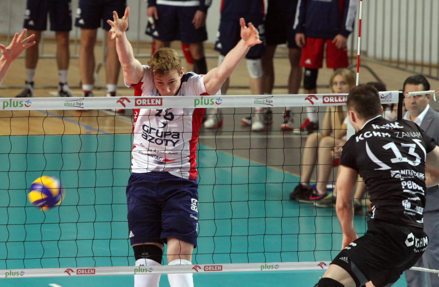 Sam Deroo (L) z ZAKSA Kędzierzyn-Koźle blokuje po ataku Szymona Romacia (P) z Cuprum Lubin podczas meczu PlusLigi siatkarzy
