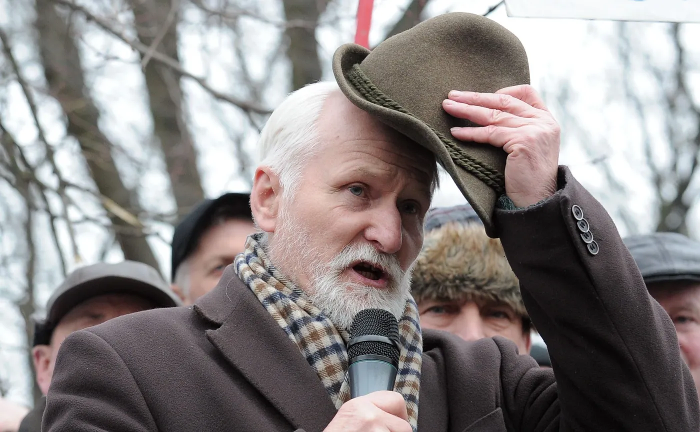 Były minister rolnictwa i gospodarki żywności, były przewodniczący Polskiego Stronnictwa Ludowego – Porozumienia Ludowego Gabriel Janowski podczas protestu rolników przed KPRM 19 lutego 2015 r.