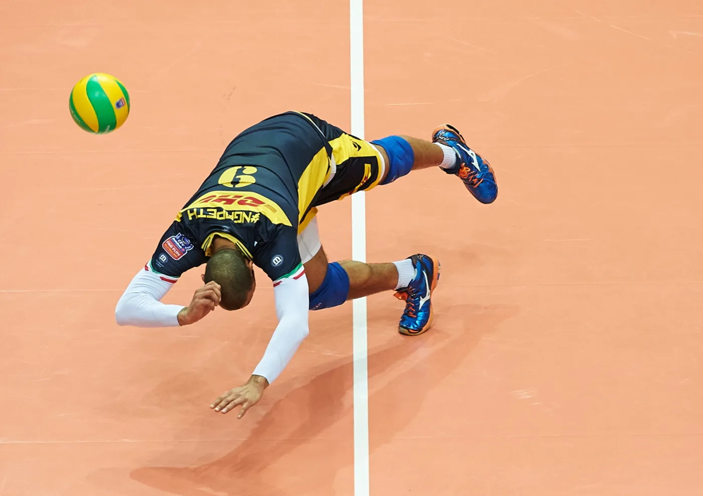 Earvin N'Gapeth z DHL Modena podczas meczu grupy F Ligi Mistrzów siatkarzy z miejscowym Lotosem Treflem w Gdańsku