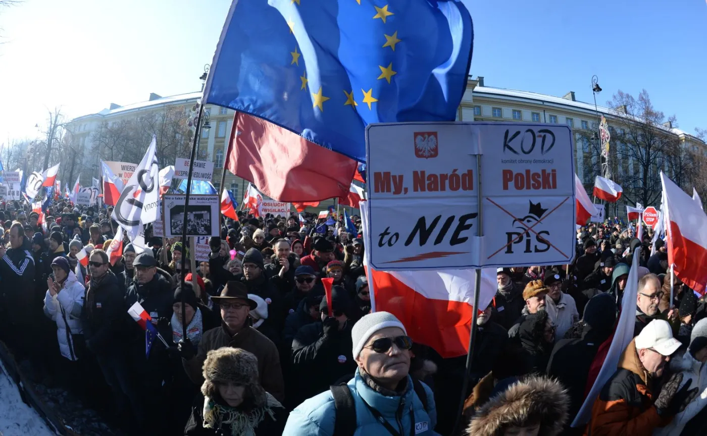 8666292-komitet-obrony-demokracji-demonstrowal.jpg