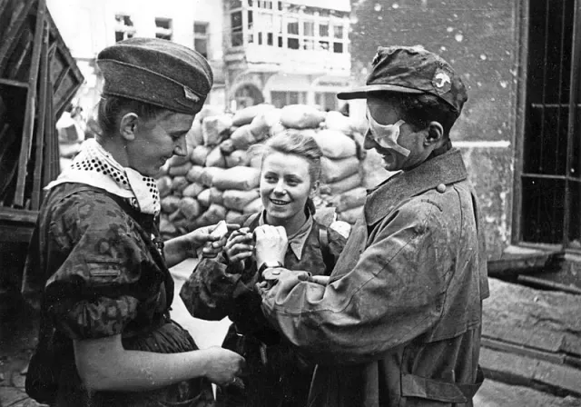 Łączniczka "Kama" wspomina powstańczy szpital: Krew, zaduch, ranni na podłodze