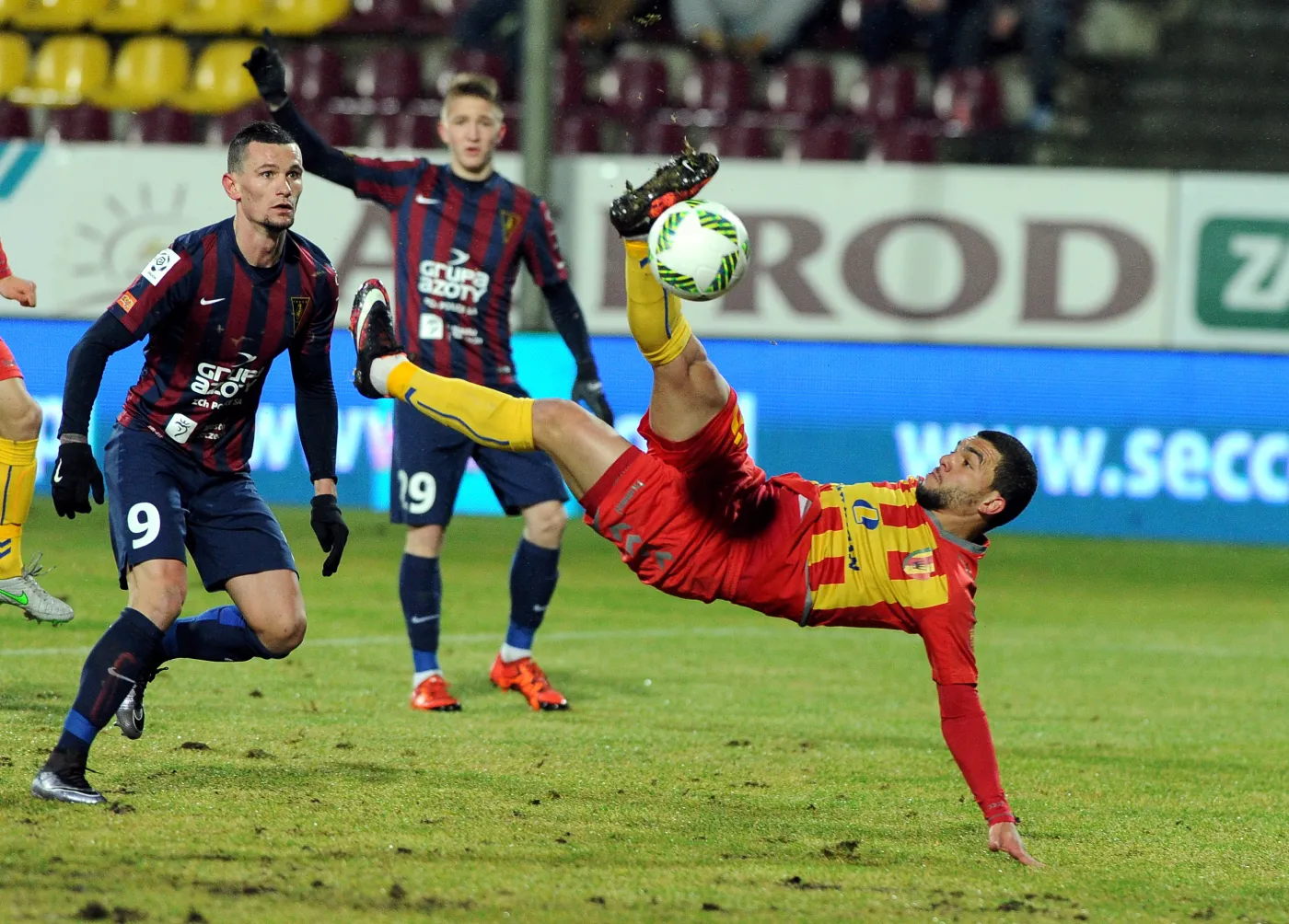 Piłkarz Pogoni Szczecin Adam Frączczak (L) obserwuje składającego się do strzału Nabila Aankoura (P) z Korony Kielce podczas meczu Ekstraklasy