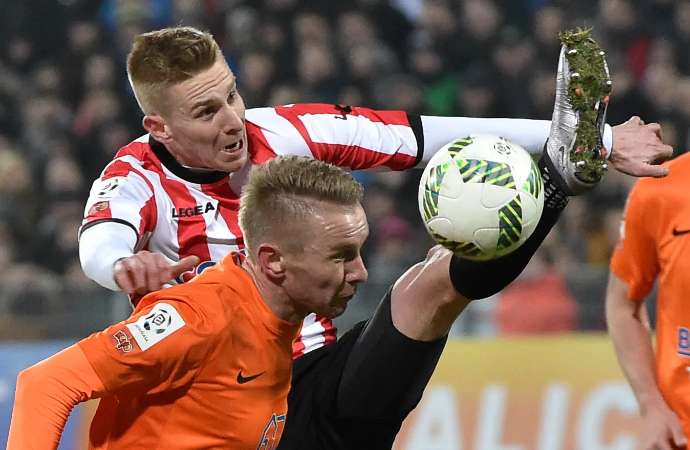 Zawodnik Termaliki Bruk-Bet Nieciecza Dariusz Jarecki (front) walczy o piłkę z Jakubem Wójcickim z Cracovii podczas meczu polskiej Ekstraklasy